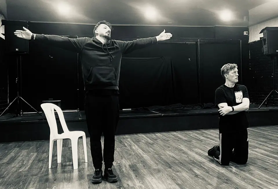 Un artista abre los brazos durante una escena de improvisación