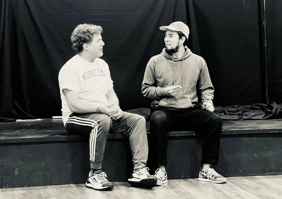Dos artistas conversan en escena